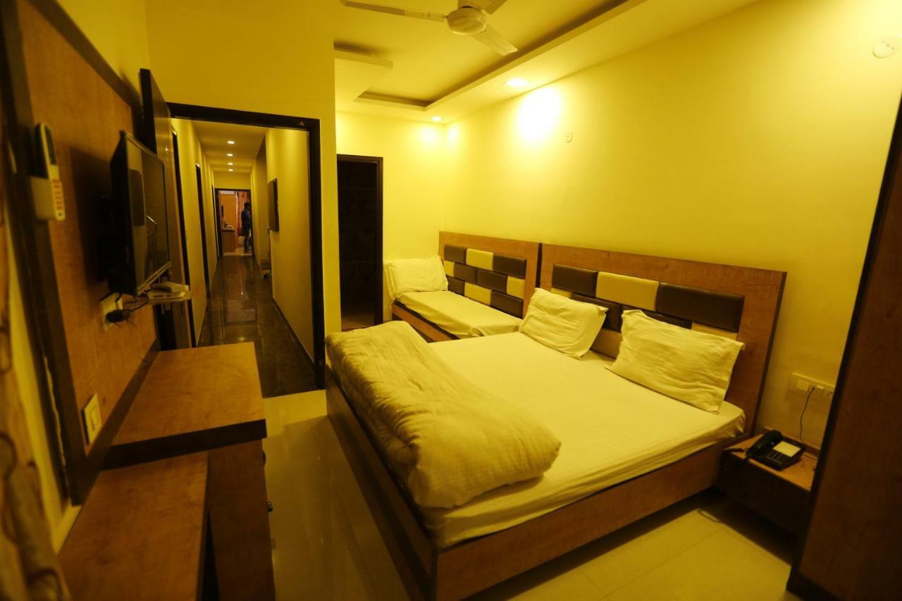 אמריצר Hotel Golden Heart מראה חיצוני תמונה
