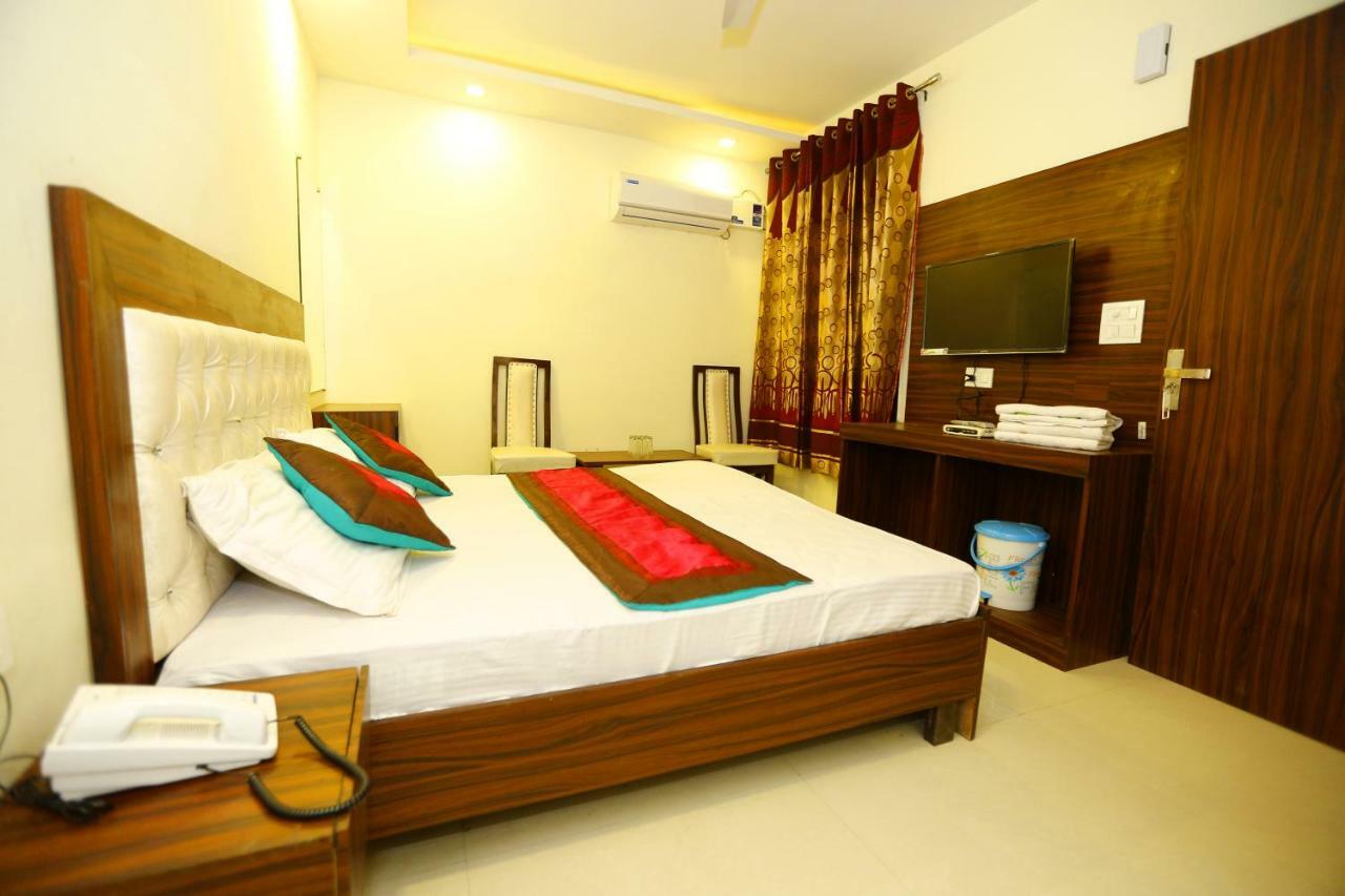 אמריצר Hotel Golden Heart מראה חיצוני תמונה
